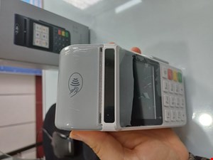  توضیحاتدستگاه کارتخوان سیار M3P از شرکت Topwise یکی از پیشرفته‌ترین و کارآمدترین دستگاه‌های پایانه فروش سیار در بازار است. این دستگاه با طراحی ارگونومیک، وزن سبک و امکانات متنوع، برای استفاده در کسب‌وکارهای کوچک و بزرگ بسیار مناسب است.مشخصات فنی دستگاه کارتخوان M3Pدستگاه M3P با ابعاد ۳۱ × ۷۷ × ۱۶۵ میلی‌متر و وزن ۳۱۰ گرم، یک گزینه سبک و جمع‌وجور محسوب می‌شود که به راحتی قابل حمل است. صفحه‌نمایش ۲.۸ اینچی رنگی و LED آن وضوح بسیار خوبی دارد و کار کردن با دستگاه را ساده‌تر می‌کند.این دستگاه مجهز به حافظه رم ۶۴ مگابایتی است که سرعت عملکرد مناسبی را فراهم می‌کند. باتری ۲۵۰۰ میلی‌آمپر ساعتی آن قابلیت شارژدهی حدود ۱۵ ساعت را دارد که برای استفاده روزانه بسیار مناسب است.بدون وای فای و تک سیمکارت خورمزایای استفاده از دستگاه M3Pیکی از ویژگی‌های برجسته این دستگاه، طراحی ارگونومیک و وزن سبک آن است که برای حمل‌ونقل روزانه بسیار مناسب است. پرینتر حرارتی سریع دستگاه، فرآیند چاپ رسید را بدون تأخیر انجام می‌دهد و در وقت کاربران صرفه‌جویی می‌کند. علاوه بر این، باتری با ظرفیت بالا نگرانی‌ها درباره شارژ مداوم دستگاه را کاهش می‌دهد.کاربردهای دستگاه کارتخوان M3Pاین دستگاه برای انواع کسب‌وکارها از جمله رستوران‌ها، کافه‌ها، فروشگاه‌های سیار و خدمات تحویل کالا ایده‌آل است. با توجه به ویژگی‌های سخت‌افزاری و نرم‌افزاری، می‌توان از آن در محیط‌های شلوغ و پرمشتری نیز به راحتی استفاده کرد.سؤالات متداول درباره دستگاه M3Pآیا دستگاه M3P از NFC پشتیبانی می‌کند؟خیر، این دستگاه از فناوری NFC پشتیبانی نمی‌کند.آیا صفحه‌نمایش دستگاه لمسی است؟خیر، صفحه‌نمایش این دستگاه لمسی نیست و کاربران از طریق صفحه‌کلید ۱۰ عددی آن، دستگاه را کنترل می‌کنند.آیا امکان نصب نرم‌افزارهای جانبی روی دستگاه وجود دارد؟خیر، این دستگاه قابلیت نصب نرم‌افزارهای جانبی را ندارد و تنها از نرم‌افزارهای پیش‌فرض پشتیبانی می‌کند.چرا دستگاه M3P انتخابی هوشمندانه است؟دستگاه کارتخوان M3P با ویژگی‌هایی مانند طراحی زیبا، عملکرد پایدار و اتصالات متنوع، گزینه‌ای ایده‌آل برای افرادی است که به دنبال دستگاهی قابل اعتماد و کاربردی هستند. اگر به دنبال یک دستگاه سیار حرفه‌ای برای کسب‌وکار خود هستید، M3P می‌تواند نیازهای شما را به‌خوبی برطرف کند.